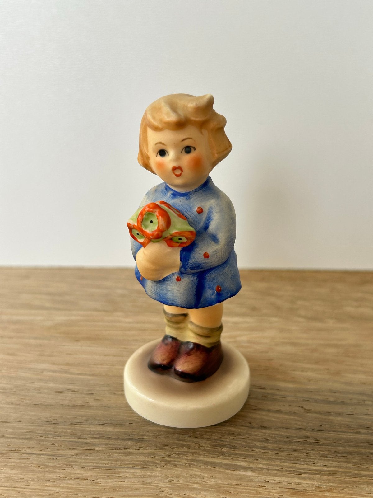 Vintage Hummel beeldje - Meisje met bloemen, Ophalen of Verzenden, Gebruikt, Hummel