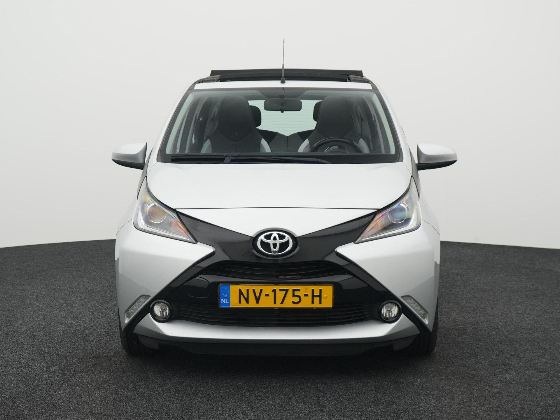 Toyota Aygo 1.0 VVT-i x-wave SCHUIFDAK | ACHTERUITRIJCAMERA, Voorwielaandrijving, 12 maanden, Stof, Gebruikt