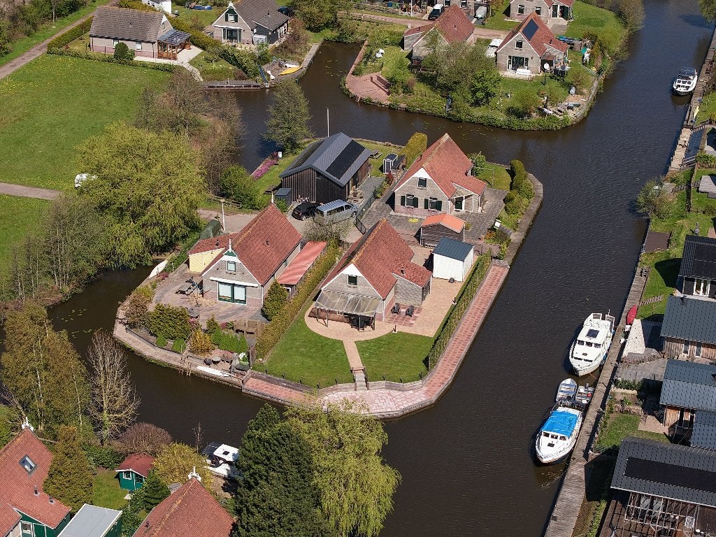 Wonen aan vaarwater + aanlegplekken in Oudwoude (Aldwâld), 200 tot 500 m², 84 m², Vrijstaande woning, 4 kamers