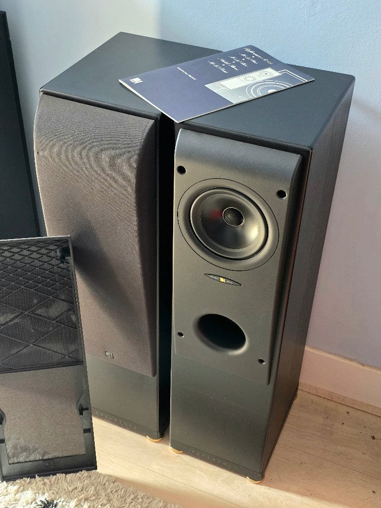 KEF Reference Model One met boekje legendarische zuilen