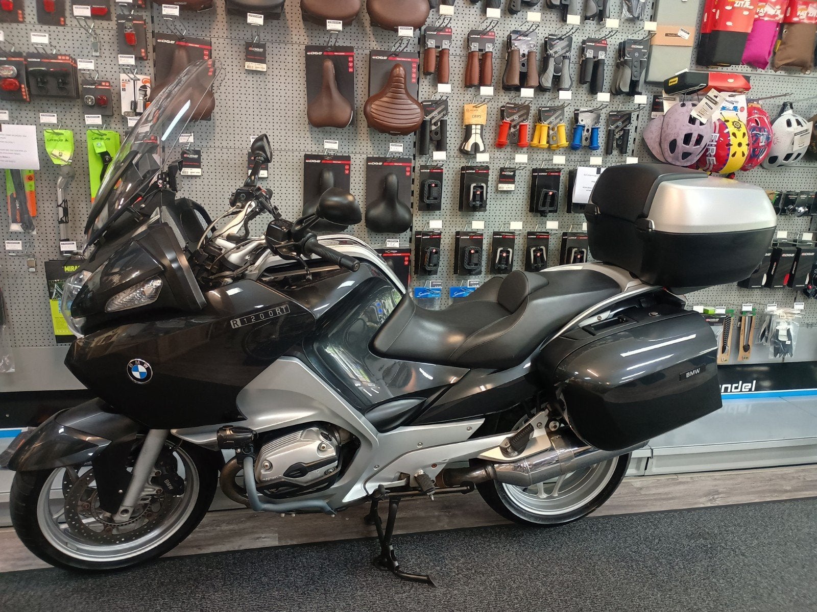 BMW R 1200 RT Toermotor met topkoffer en zijkoffers, Info@modenavloeren.nl, 2 cilinders, Handvatverwarming, Bedrijf