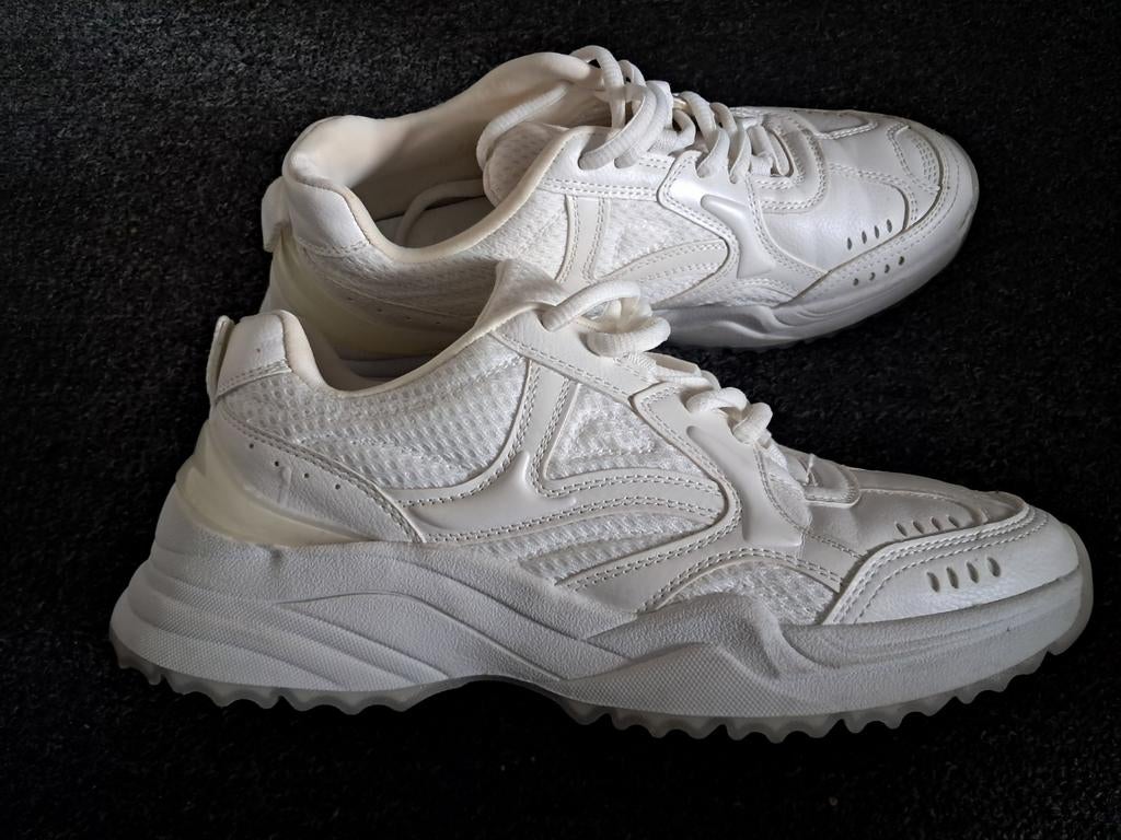 Witte sneakers van Zara, maat 39, Ophalen of Verzenden, Sneakers of Gympen, Gedragen, Wit