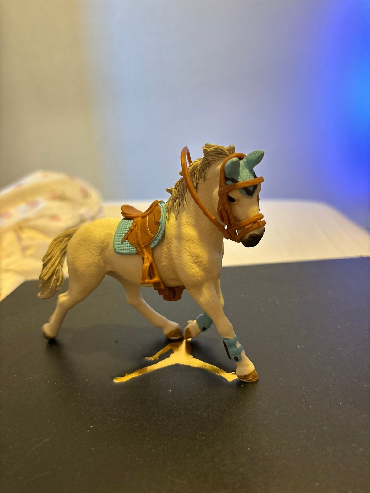 Schleich Hannoveraanse merrie met zadel en accessoires, Ophalen of Verzenden, Zo goed als nieuw, Paard, Beeldje of Figuurtje