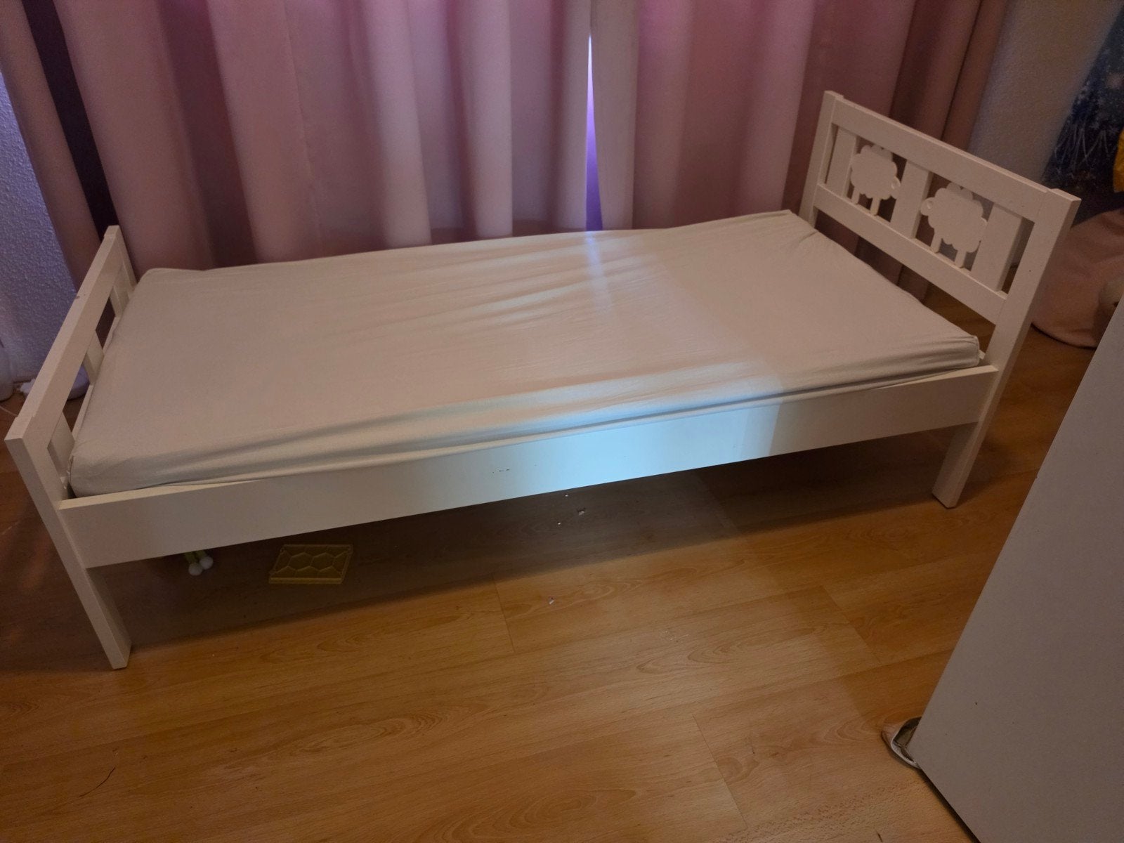 Peuterbed met schapenmotief, wit, Kinderen en Baby's, Gebruikt, 70 tot 85 cm, 160 tot 180 cm, Ophalen