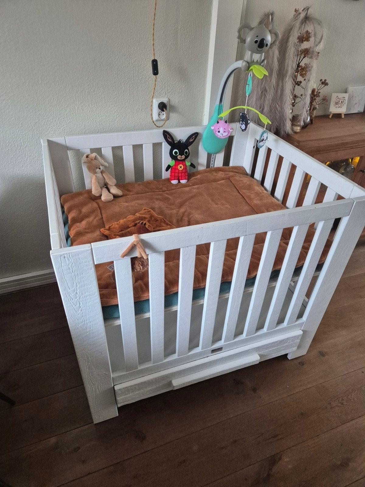 Wit houten box Coming' met lade, Ophalen, Gebruikt, In hoogte verstelbaar