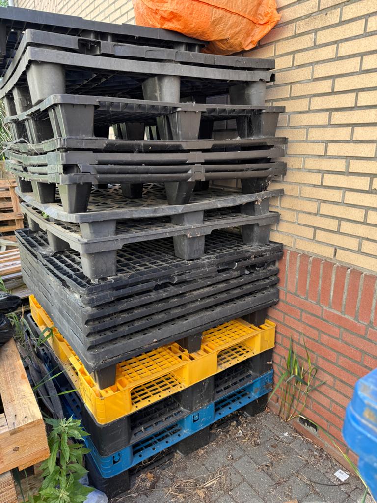 GRATIS: Diverse kunststof pallets (120x100 cm), Ophalen, Gebruikt, 100 cm of meer, 60 cm of meer