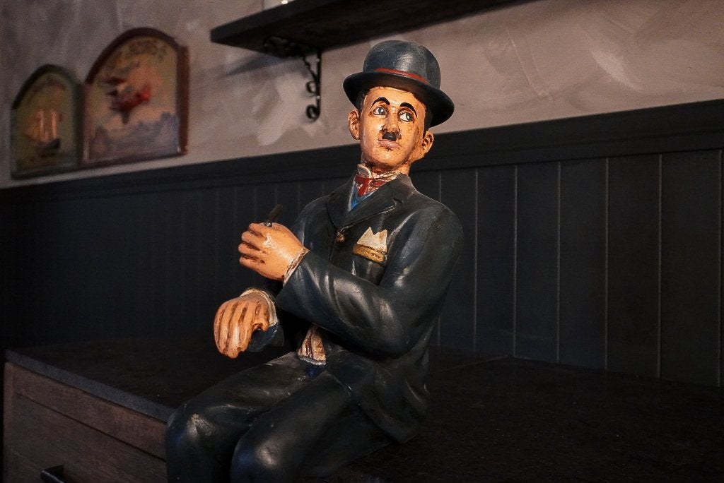 Charlie Chaplin beeld op stoel, Ophalen of Verzenden, Gebruikt, Steen/keramiek