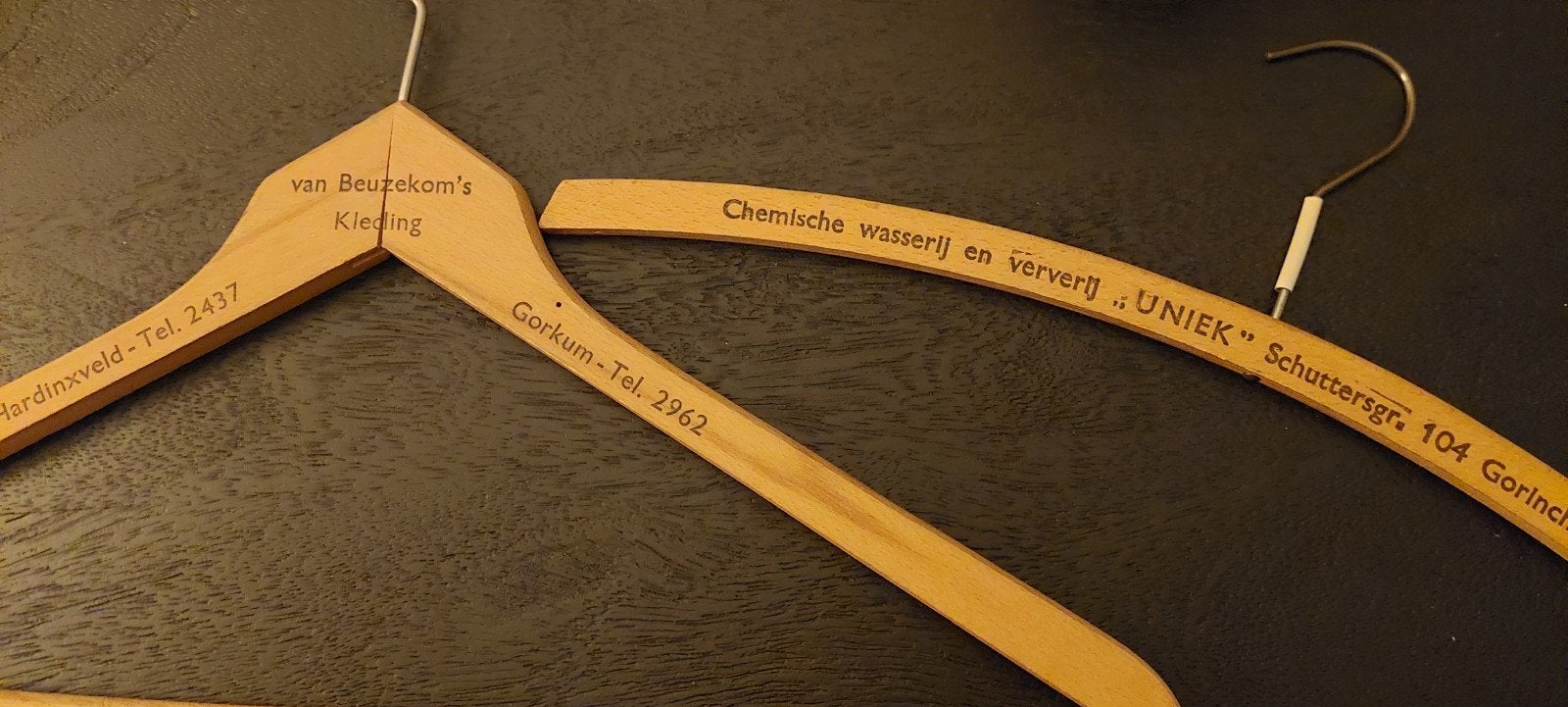 2 oude houten kledinghangers met reclame-opdruk -hanger, Ophalen of Verzenden