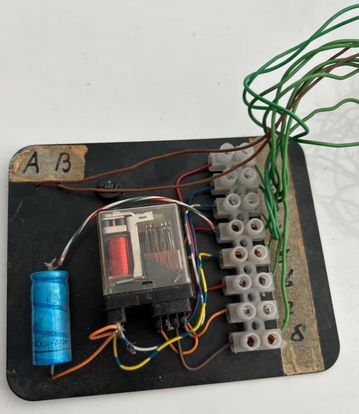 Elektronica testbordje met relais en lampje, Hobby en Vrije tijd, Modeltreinen | H0, Ophalen of Verzenden, Gebruikt