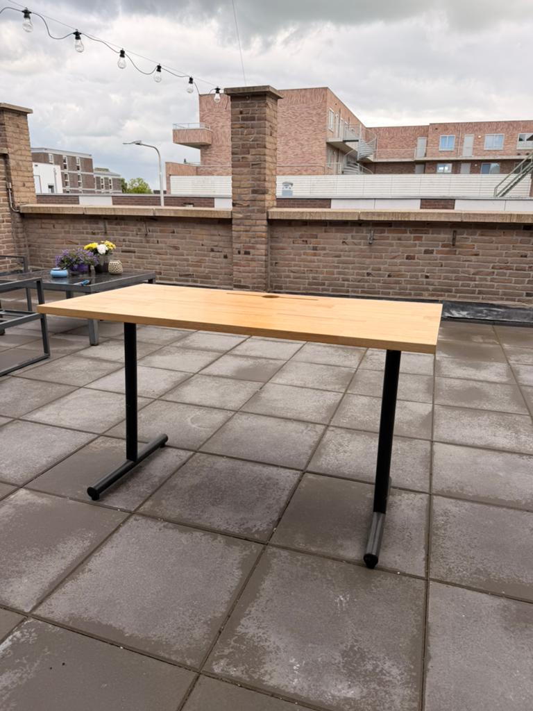 Massief houten bureau met kabel gleuf, Huis en Inrichting, Bureaus, Ophalen, Gebruikt, 120 cm, Hout