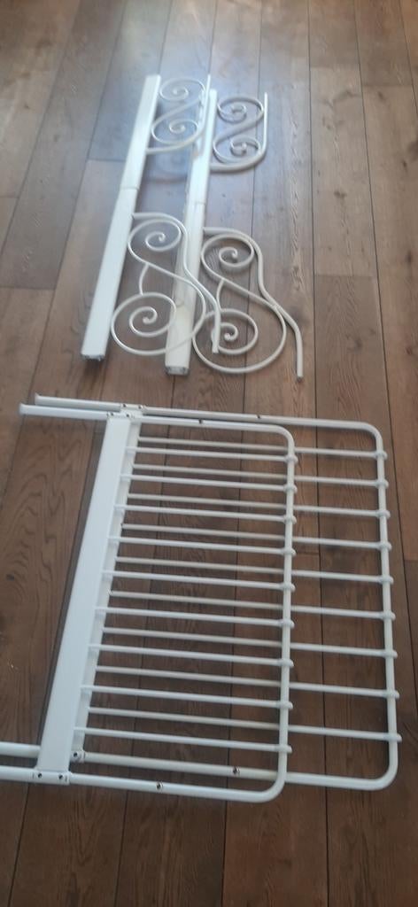 Wit metalen meegroei- bed met sierlijke krullen, inclusief, Ophalen, Gebruikt, 90 cm, Eenpersoons