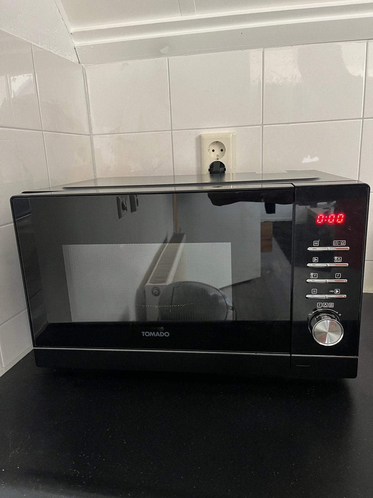 Combimagnetron zo goed als nieuw - Tomado, Ophalen, Combimagnetron, Grill, Zo goed als nieuw