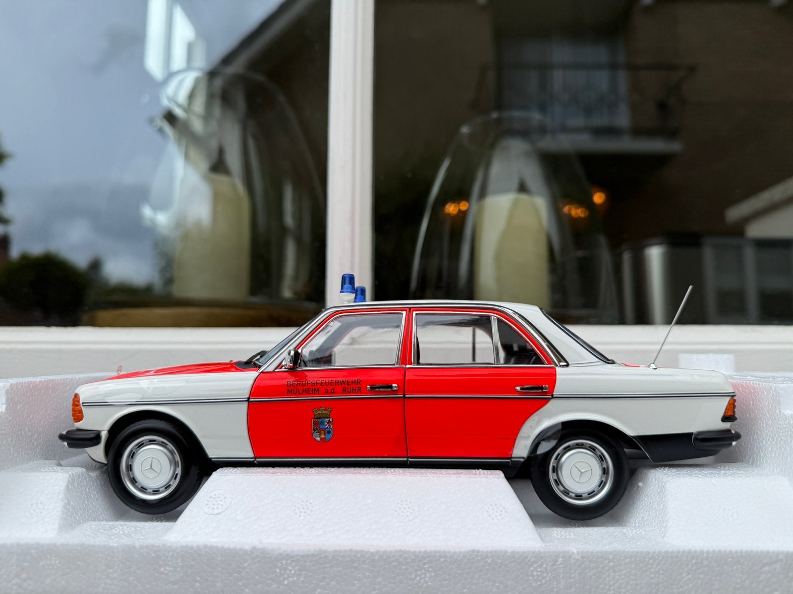1:18 Mercedes W123 200 Emergency Ambulance 1984 Norev 183834, Auto, Norev, 70-72 Av. de Bohlen, Vaulx-en-Velin, 69120, France