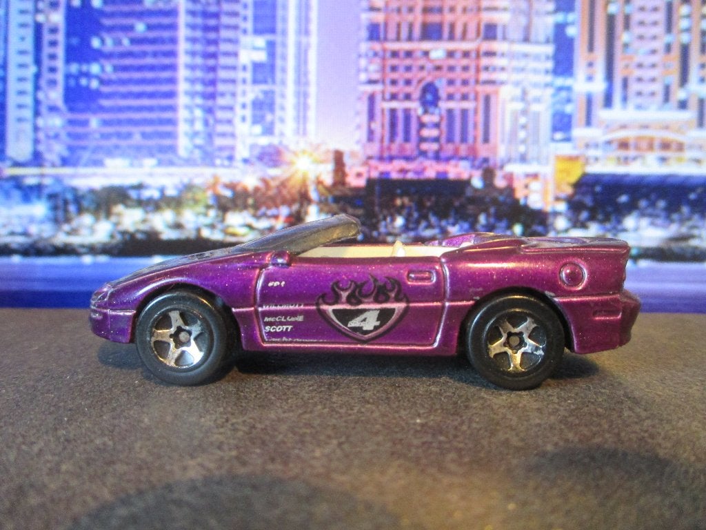 1995 Chevrolet Camaro Convertible - Hotwheels paarsmetallic, Ophalen of Verzenden, Gebruikt, Auto