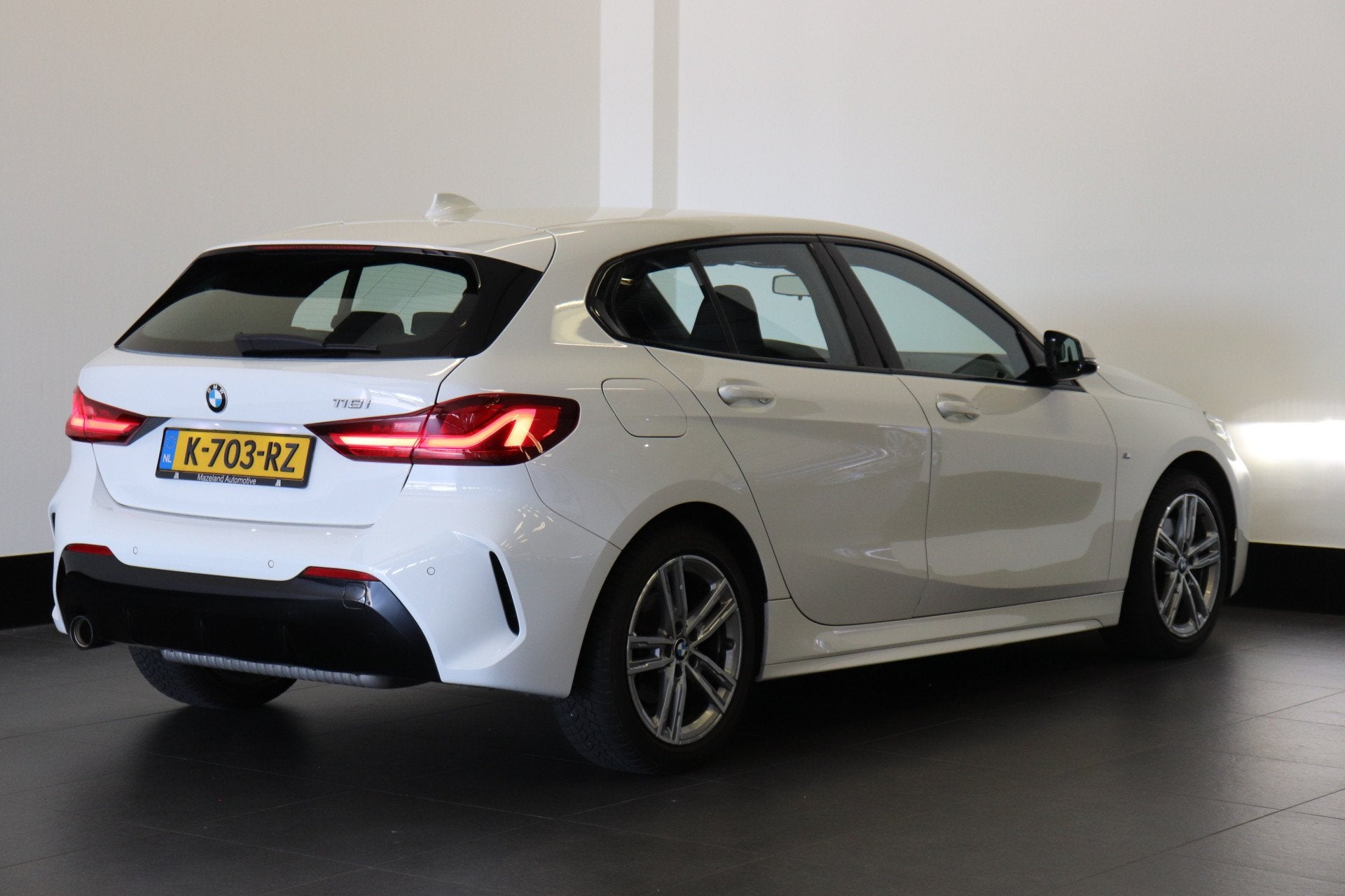 BMW 1-serie 118i High Executive Edition M-Sport Dealer OH |, Auto's, BMW, 136 pk, Gebruikt, Alcantara, Wit