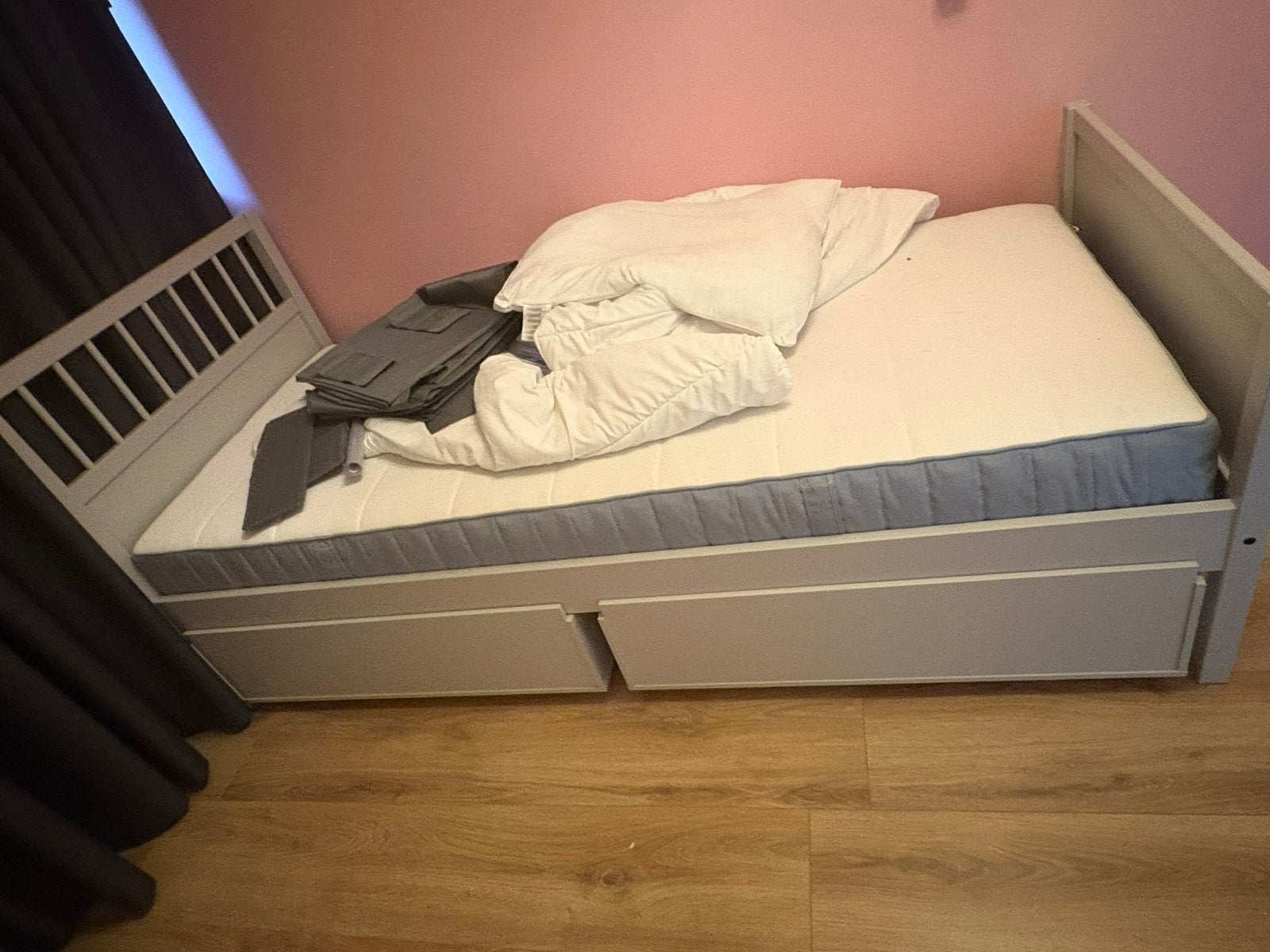 1 persoonsbed lichtgrijs met lades en matras, Ophalen, 85 tot 100 cm, Zo goed als nieuw, Matras