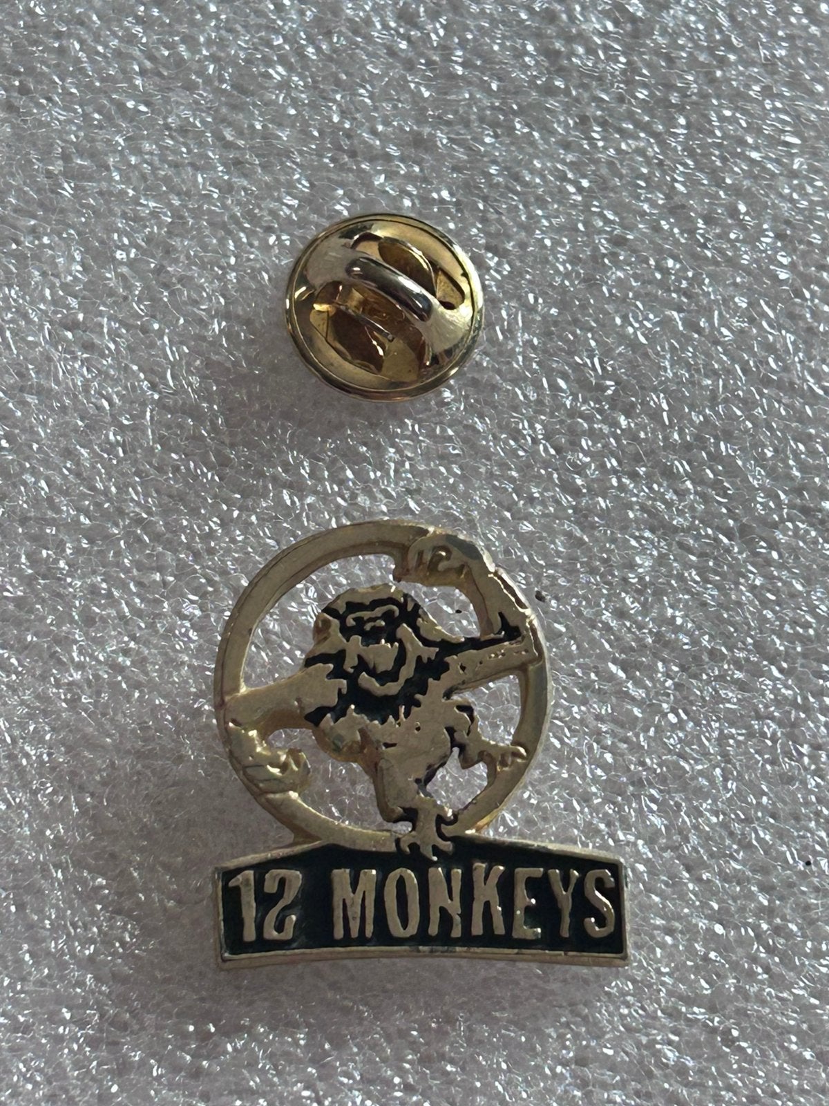 12 monkeys, Ophalen of Verzenden, Zo goed als nieuw, Overige onderwerpen, Speldje of Pin