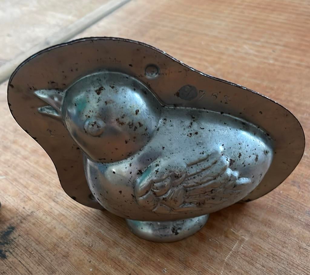 antieke, tweedelige metalen chocolademal in de vorm kuiken, Ophalen of Verzenden