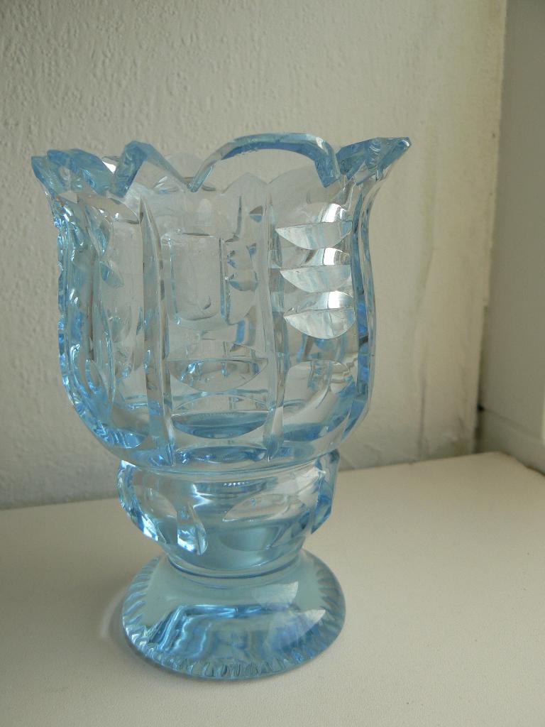 twee blauwe vaasjes, kristal.kobaltblauw geëtst en geslepen., Ophalen