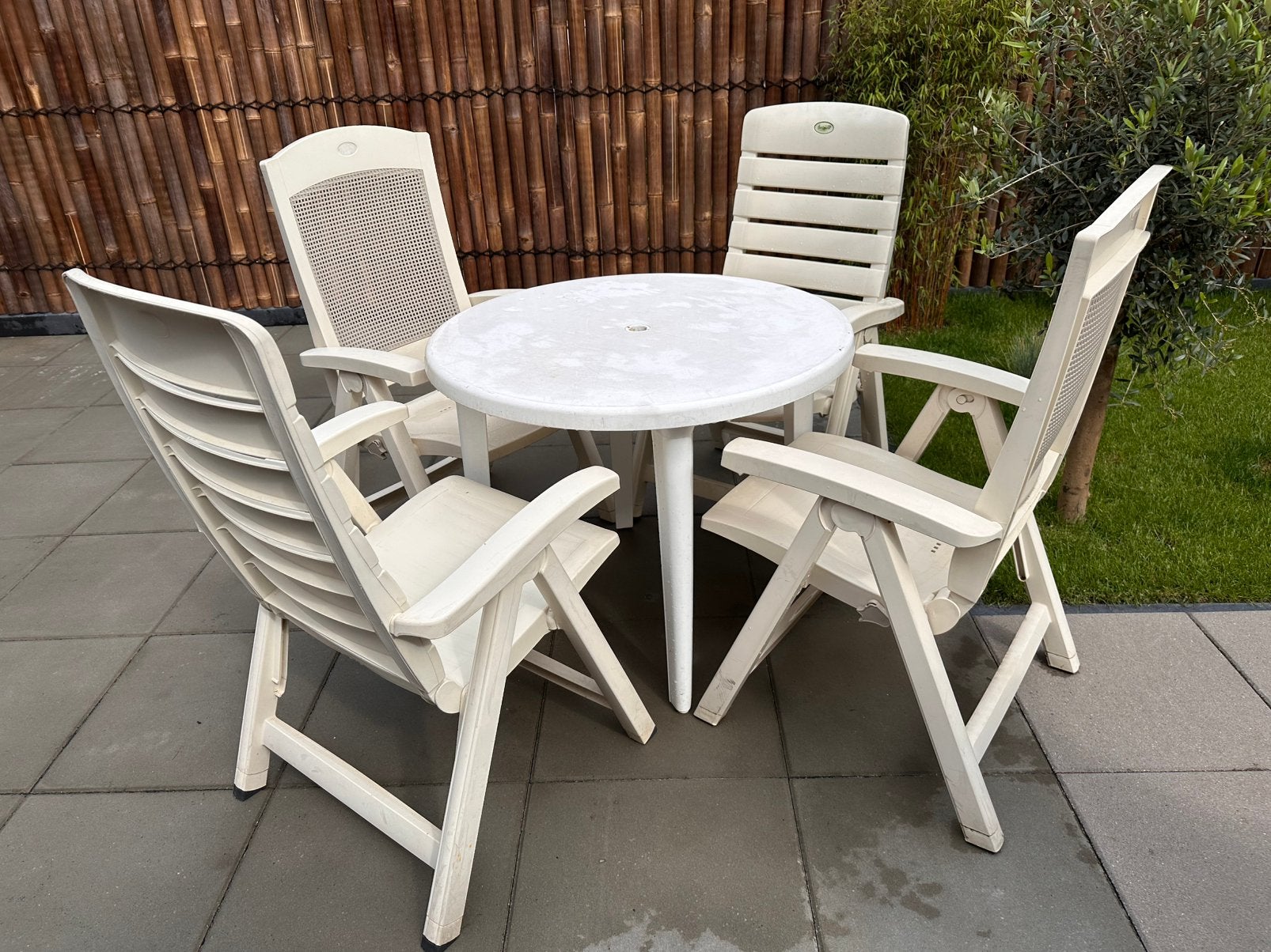 Tuinset: 4 stoelen, 4 kussens, ronde witte tafel, Tuin en Terras, Tuinsets en Loungesets, Ophalen, 4 zitplaatsen, Kunststof, Gebruikt