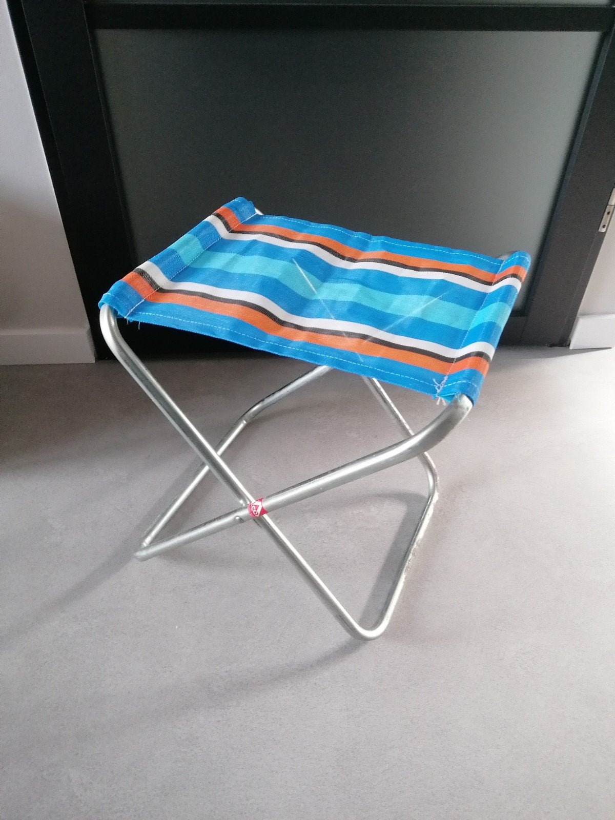 Vintage Opvouwbaar campingkrukje Blauw Oranje gestreept, Caravans en Kamperen, Ophalen of Verzenden, Zo goed als nieuw, Campingstoel