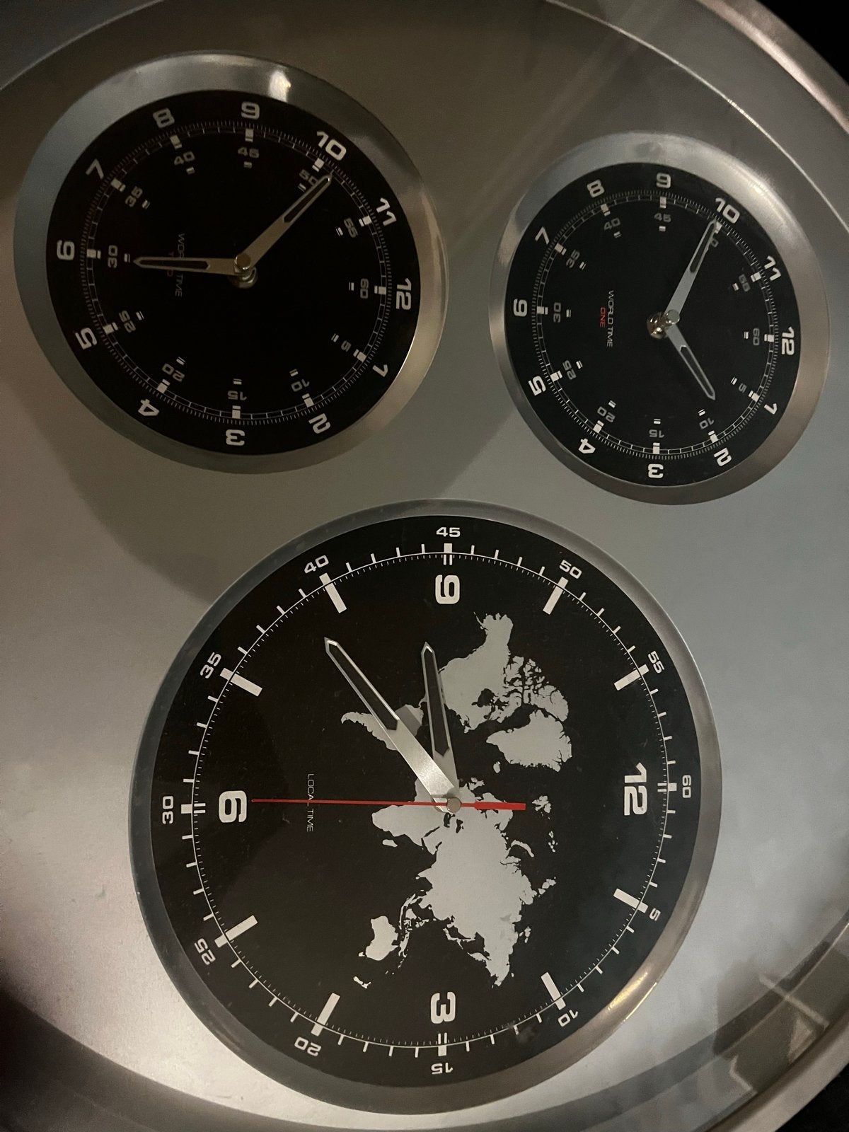 Karlsson World Timer Wandklok - Zilver/Zwart (wereldklok), Wandklok, Analoog, Ophalen of Verzenden, Zo goed als nieuw