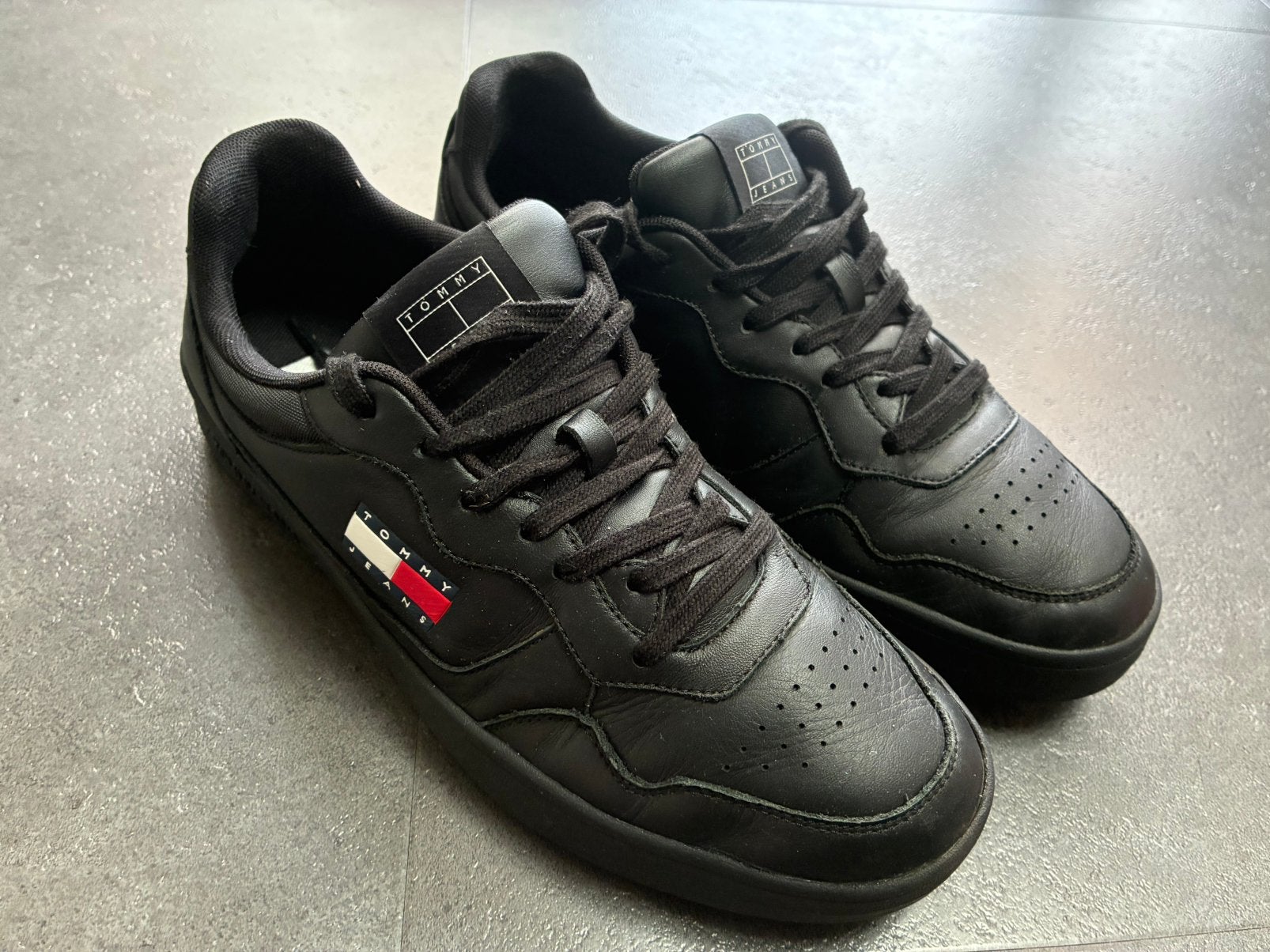 Tommy Hilfiger sneakers leer maat 45, Zwart, Ophalen of Verzenden, Sneakers of Gympen, Gedragen