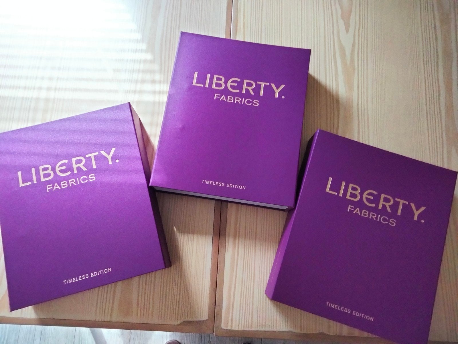 3xLiberty Fabrics Timeless Editions Stoffencatalogus, Boeken, Catalogussen en Folders, Zo goed als nieuw, Ophalen of Verzenden