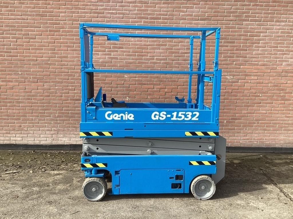 Gebruikte schaarhoogwerker Genie GS1532 (nieuwe batterijen), Zakelijke goederen, Machines en Bouw | Liften, Steigers en Ladders