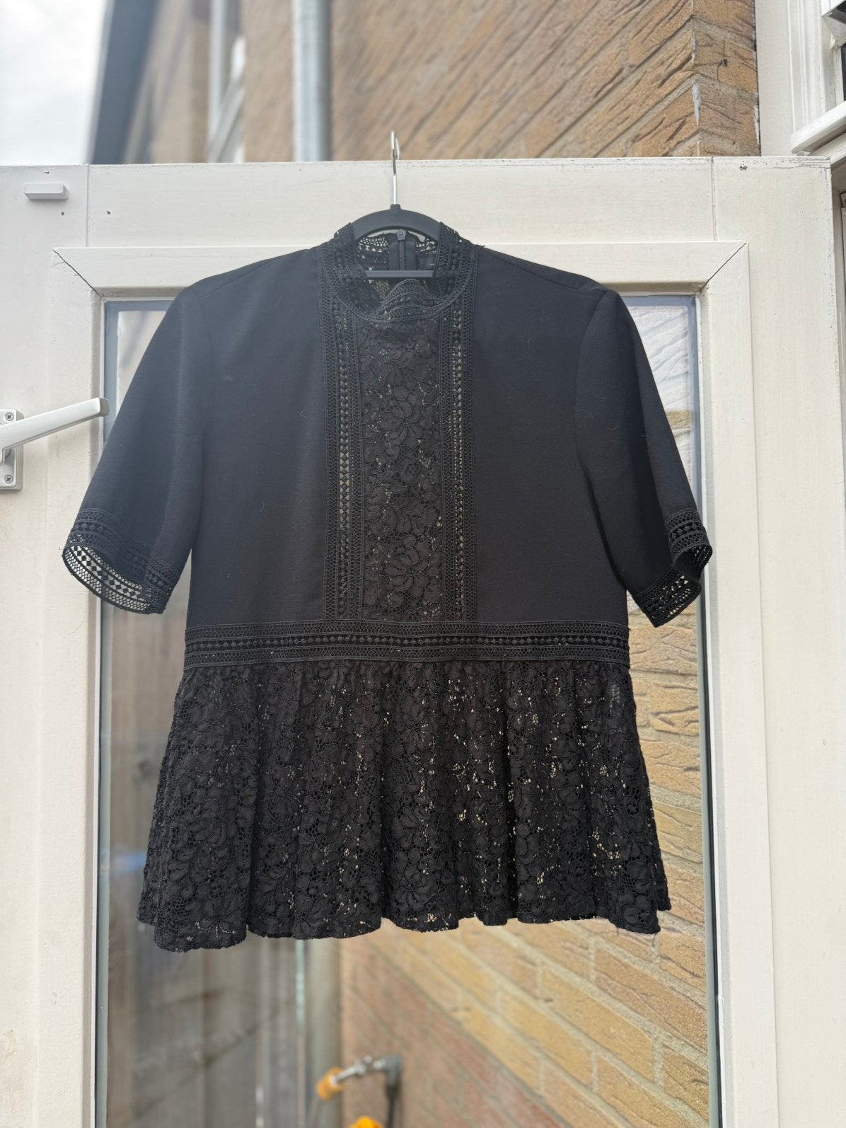 Zwarte peplum top met kant, Ophalen, Zo goed als nieuw, Maat 36 (S), Zwart