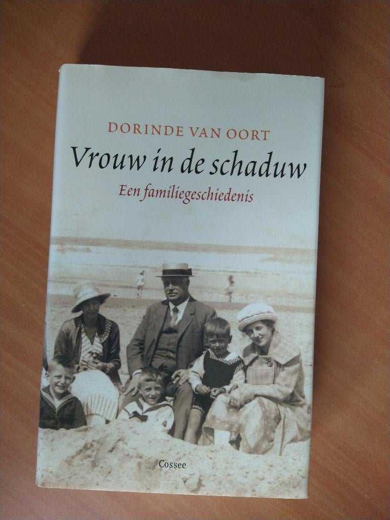 Oort, Dorinde van Vrouw in de schaduw Een familiegeschieden, Boeken, Ophalen of Verzenden, Gelezen, Overige