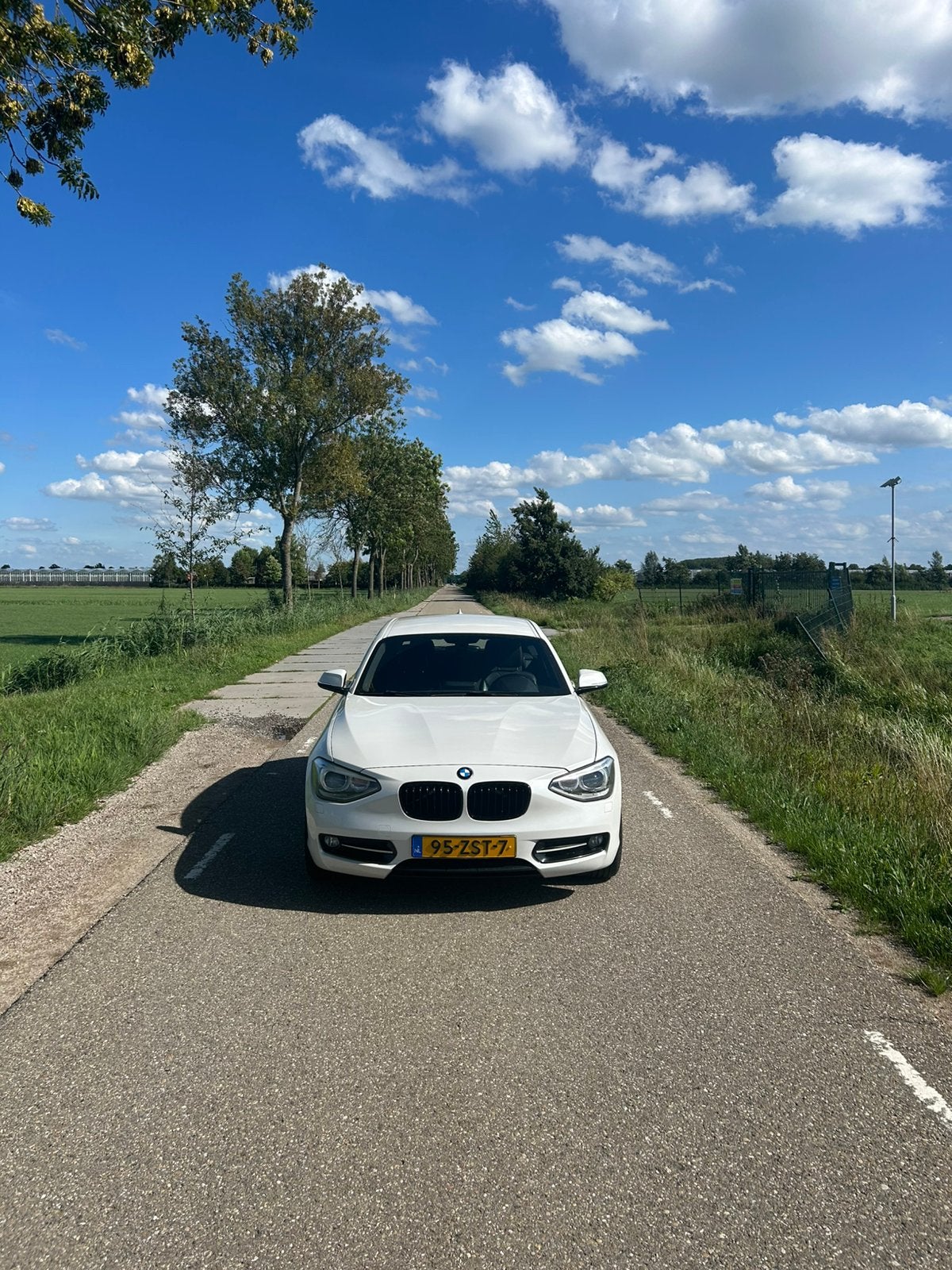 BMW 1-Serie 114I 75KW 3-DR 2013 Wit, Auto's, 1-Serie, Achterwielaandrijving, 4 cilinders, Wit
