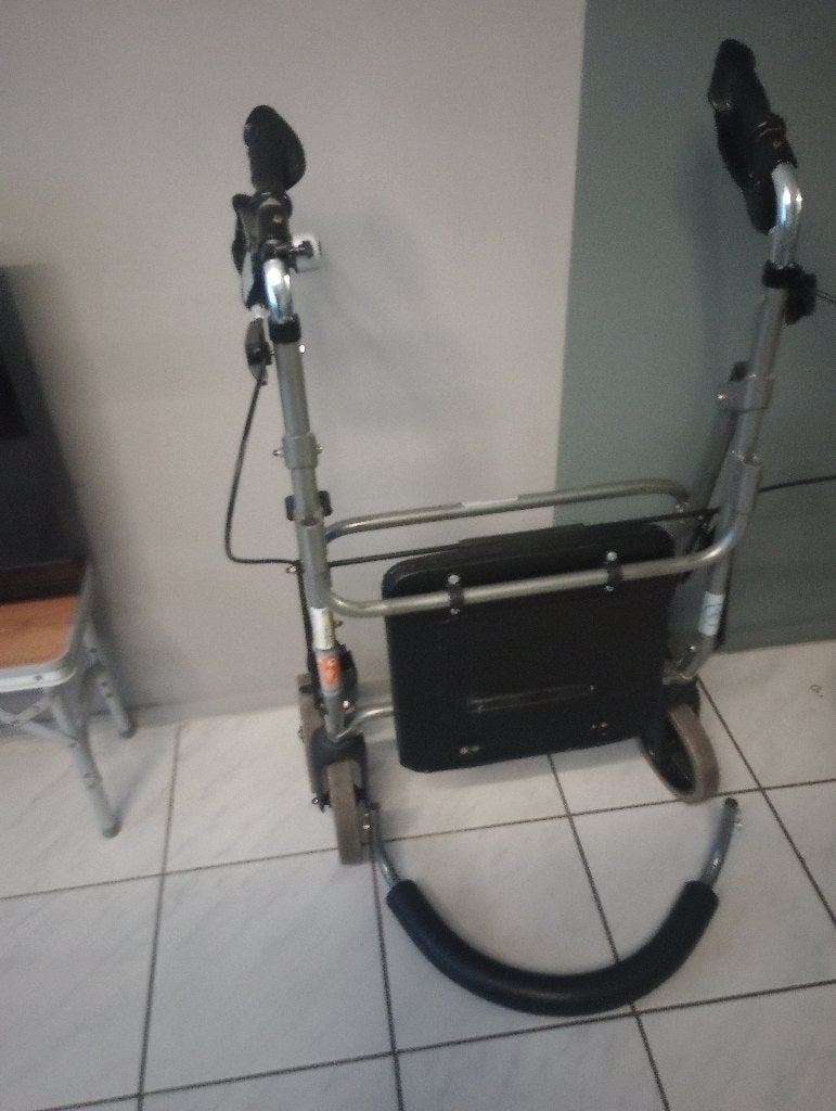 Nette inklapbare rollator met zitkussen en rugsteun, Diversen, Ophalen, Gebruikt