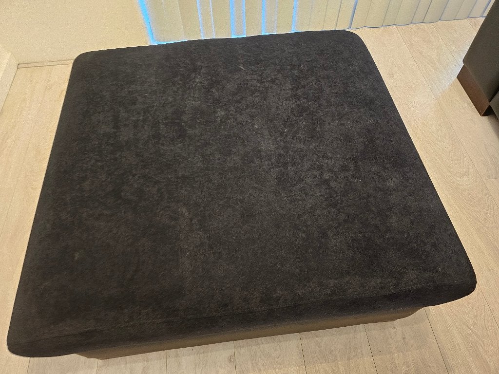Grote zwarte hocker / voetenbank – velvetlook, Ophalen, 75 tot 100 cm, Zo goed als nieuw, 75 tot 100 cm