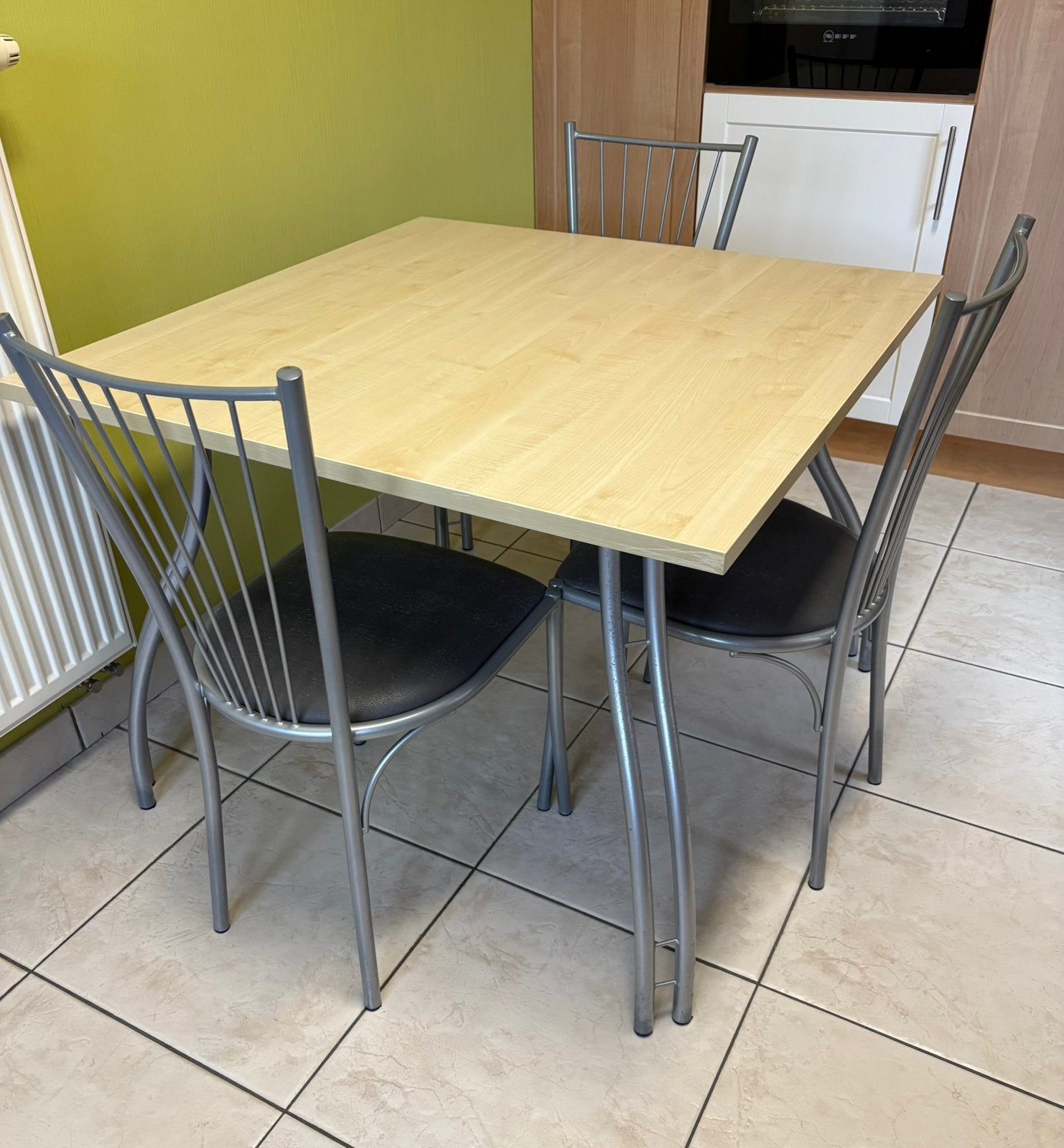 Tafel met drie bijpassende stoelen, Huis en Inrichting, Ophalen, Gebruikt, 50 tot 100 cm, Vierkant