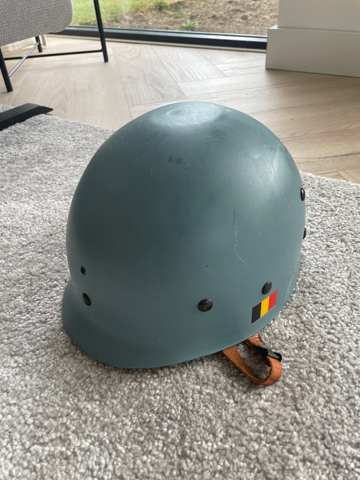 Militaire helm met Belgische vlag - Vintage, Ophalen of Verzenden, Overige soorten, Overige gebieden, Helm of Baret
