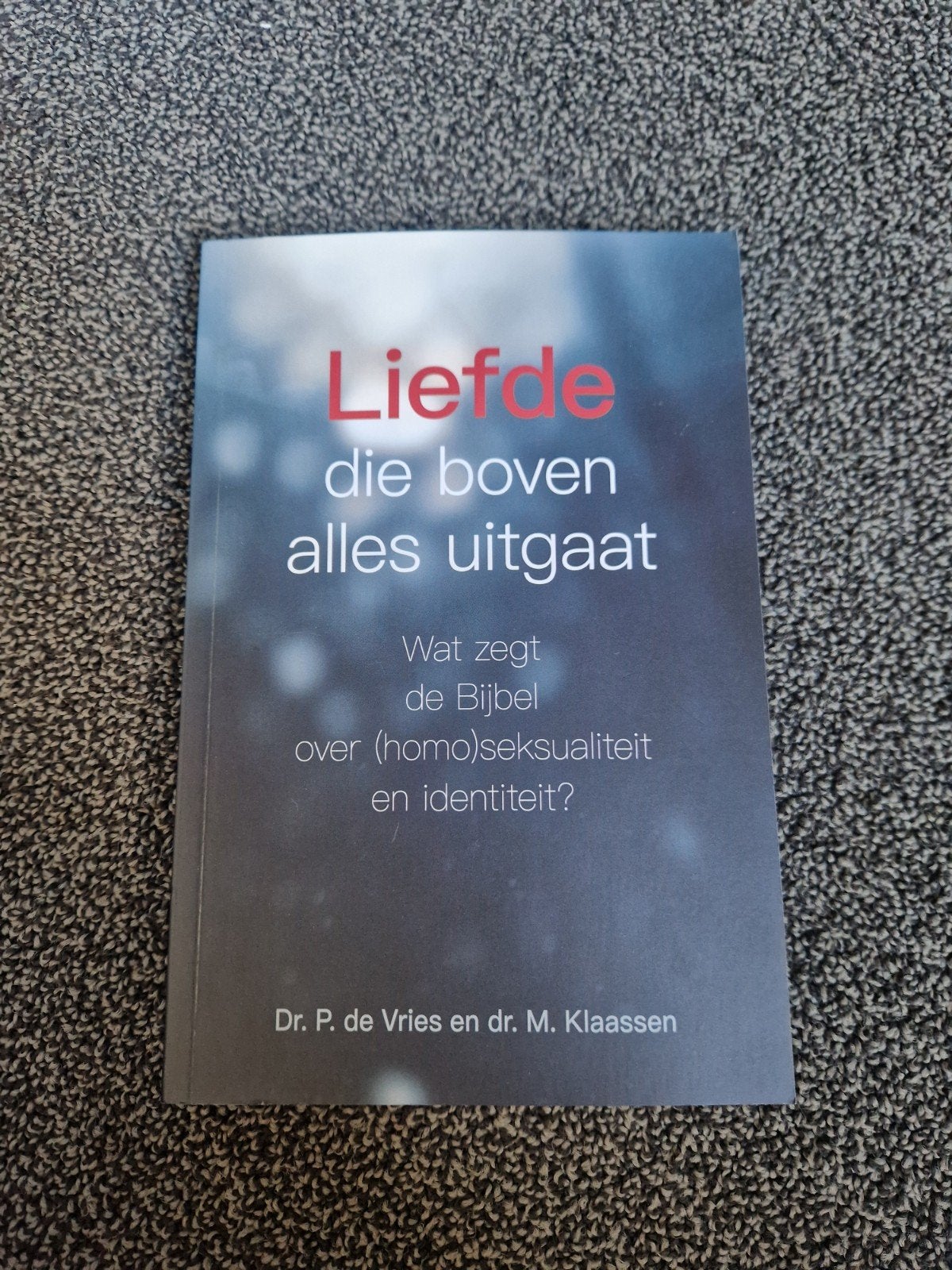 Liefde die boven alles uitgaat P. de Vries & Dr. M. Kla, Boeken, Ophalen of Verzenden, Zo goed als nieuw, Dr. P. de Vries en dr. M. Klaassen