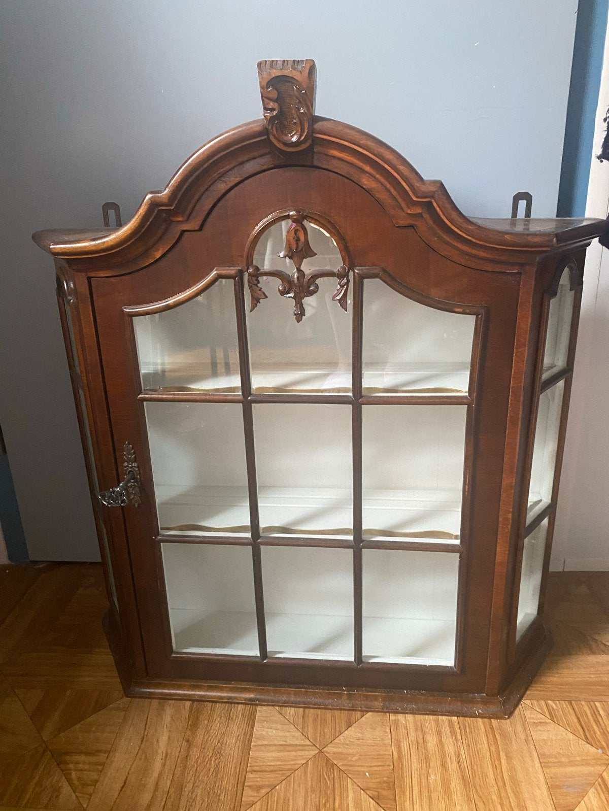 Antieke houten vitrinekast met glas en houtsnijwerk, Ophalen
