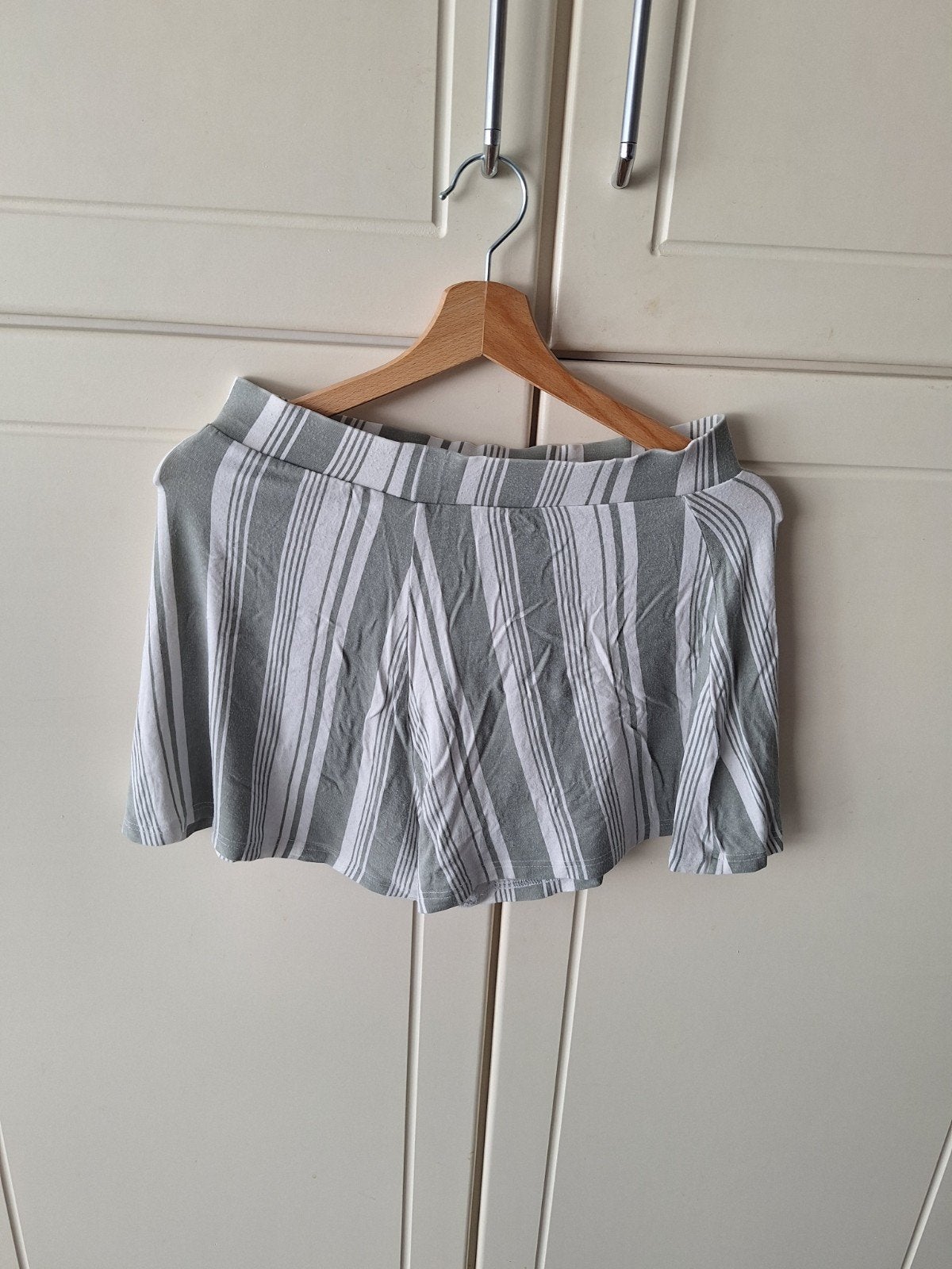 Comfortabele gestreepte short/rokje - Maat S, Wit, Ophalen of Verzenden, Zo goed als nieuw, Everme