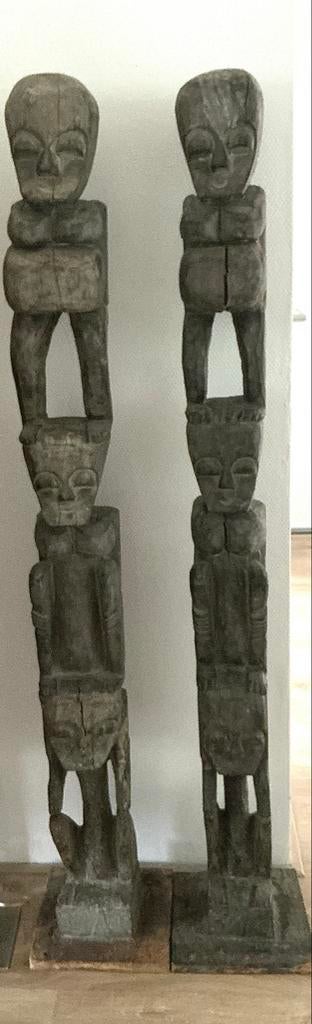 Twee traditionele Indonesische houten voorouderfiguren, Ophalen