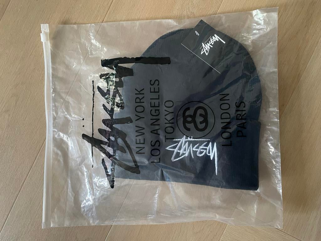 Stüssy Muts Zwart met Wit Logo - Nieuw in Verpakking, Ophalen of Verzenden, Nieuw, Maat 42/44 (L), Muts