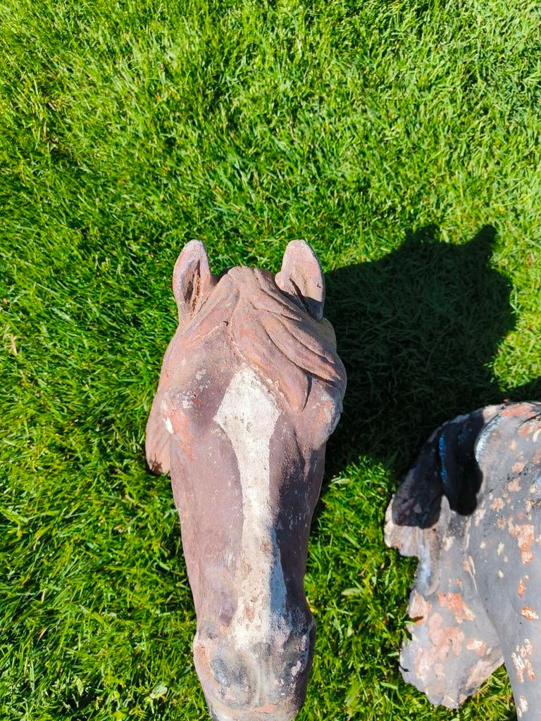 Twee Vintage Betonnen Paardenhoofden Tuinbeelden, Tuin en Terras, Tuinbeelden, Ophalen of Verzenden, Gebruikt, Beton, Dierenbeeld