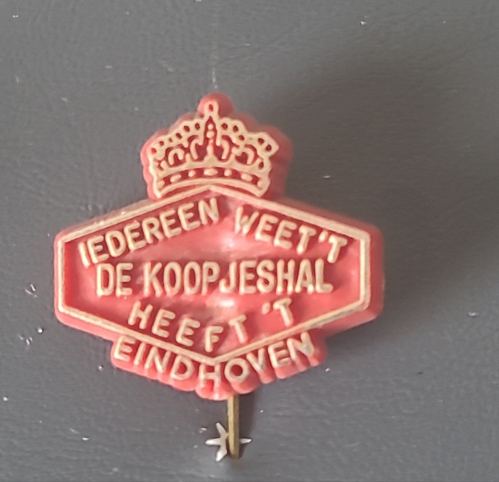 Speldje "Iedereen weet 't De Koopjeshal heeft 't Eind, Verzenden, Gebruikt, Stad of Land, Speldje of Pin
