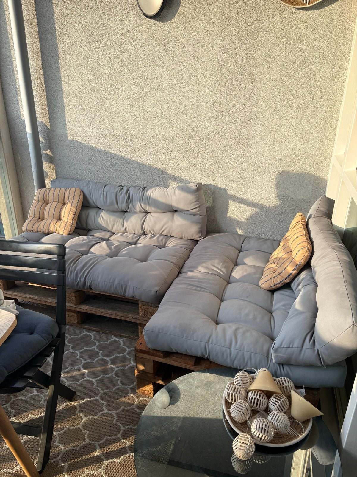 2 Pallet buiten bankjes balkon inclusief grijze kussens, Gebruikt, Hoekbank, 75 tot 100 cm, Ophalen of Verzenden
