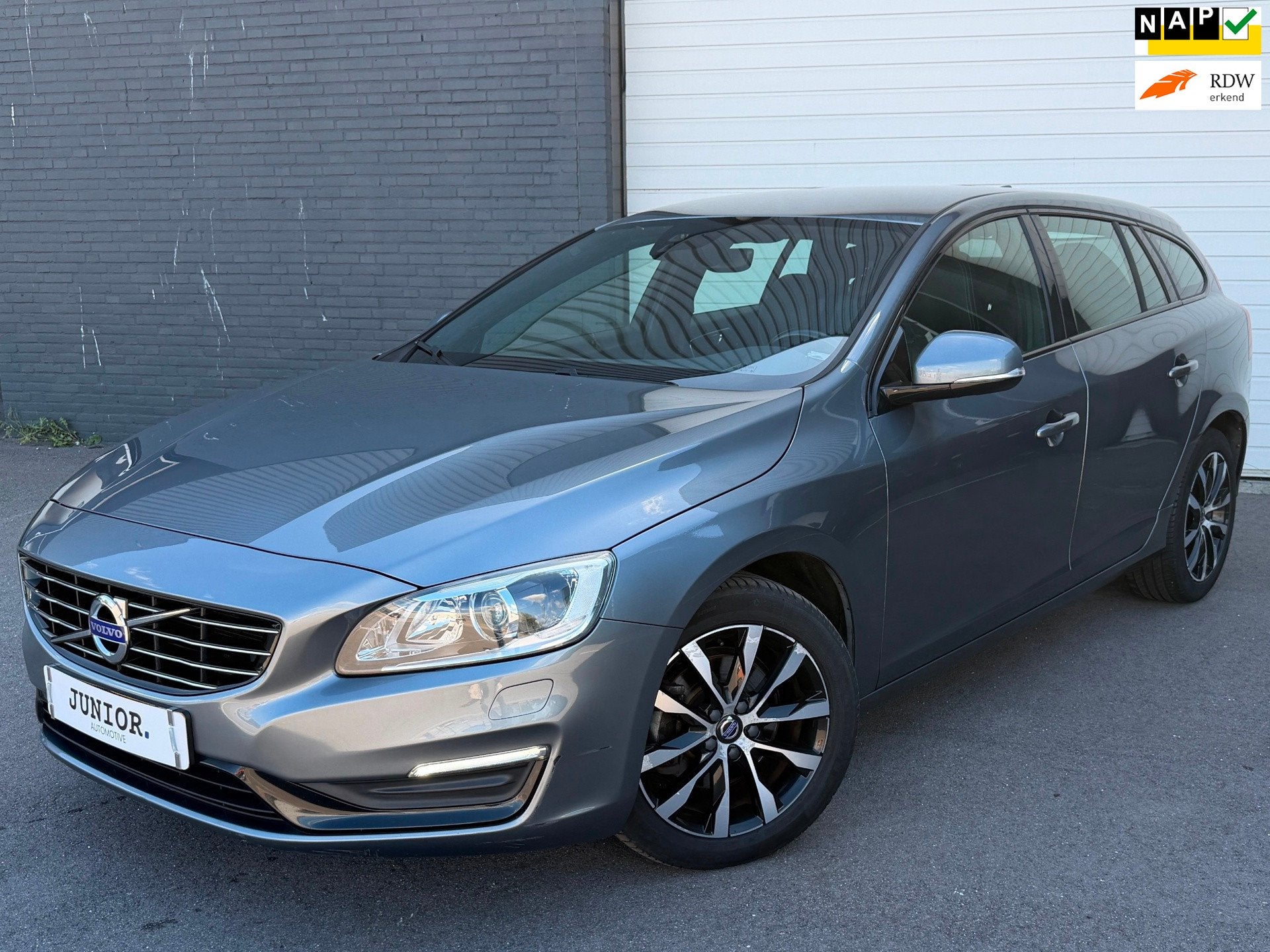 Volvo V60 1.5 T3 Polar+ Dynamic AUTOMAAT/DEALERO-H/LEDER/STO, 4 cilinders, Automatische klimaatregeling, 152 pk, Zilver of Grijs