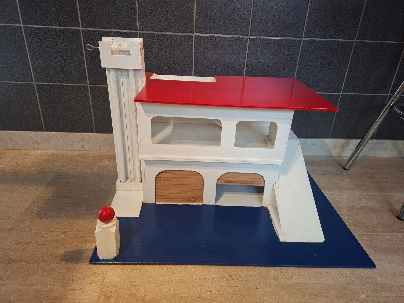Houten speelgoed garage met lift en oprit, Kinderen en Baby's, Ophalen, Gebruikt