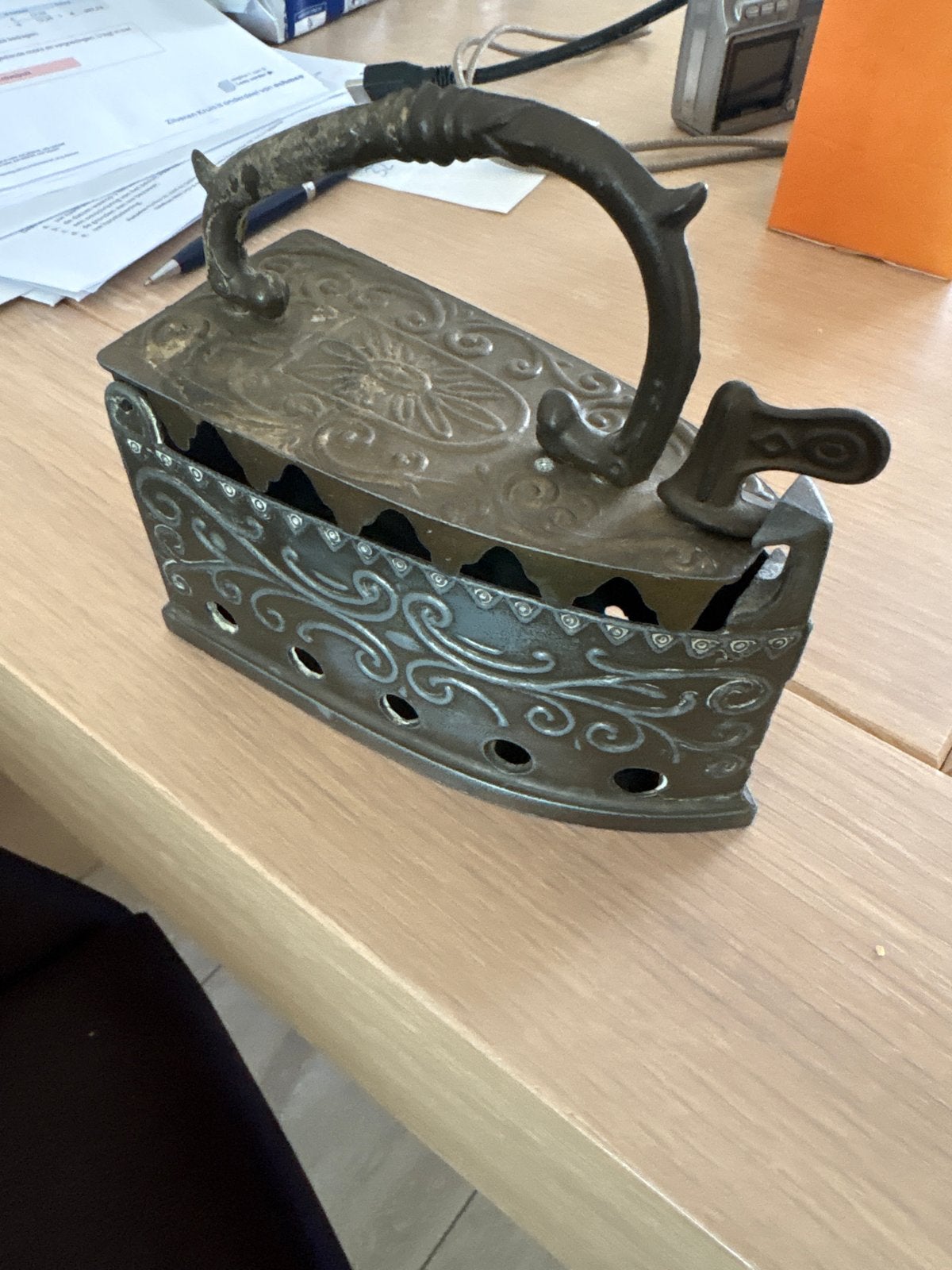 Antiek strijkijzer op kolen - Decoratief en functioneel, Antiek en Kunst, Ophalen