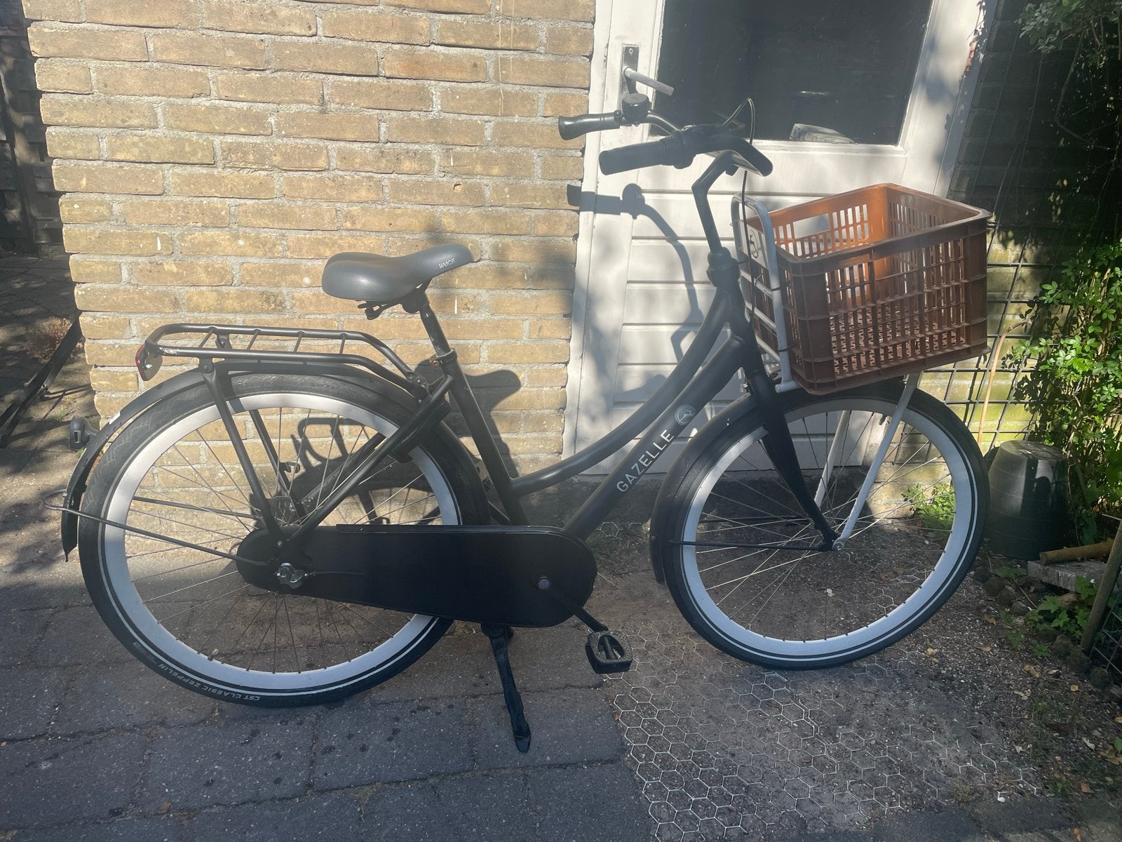 Gazelle fiets met 3 versnellingen en Basil krat, Fietsen en Brommers, Fietsen | Dames | Damesfietsen, Ophalen, Terugtraprem, Gebruikt