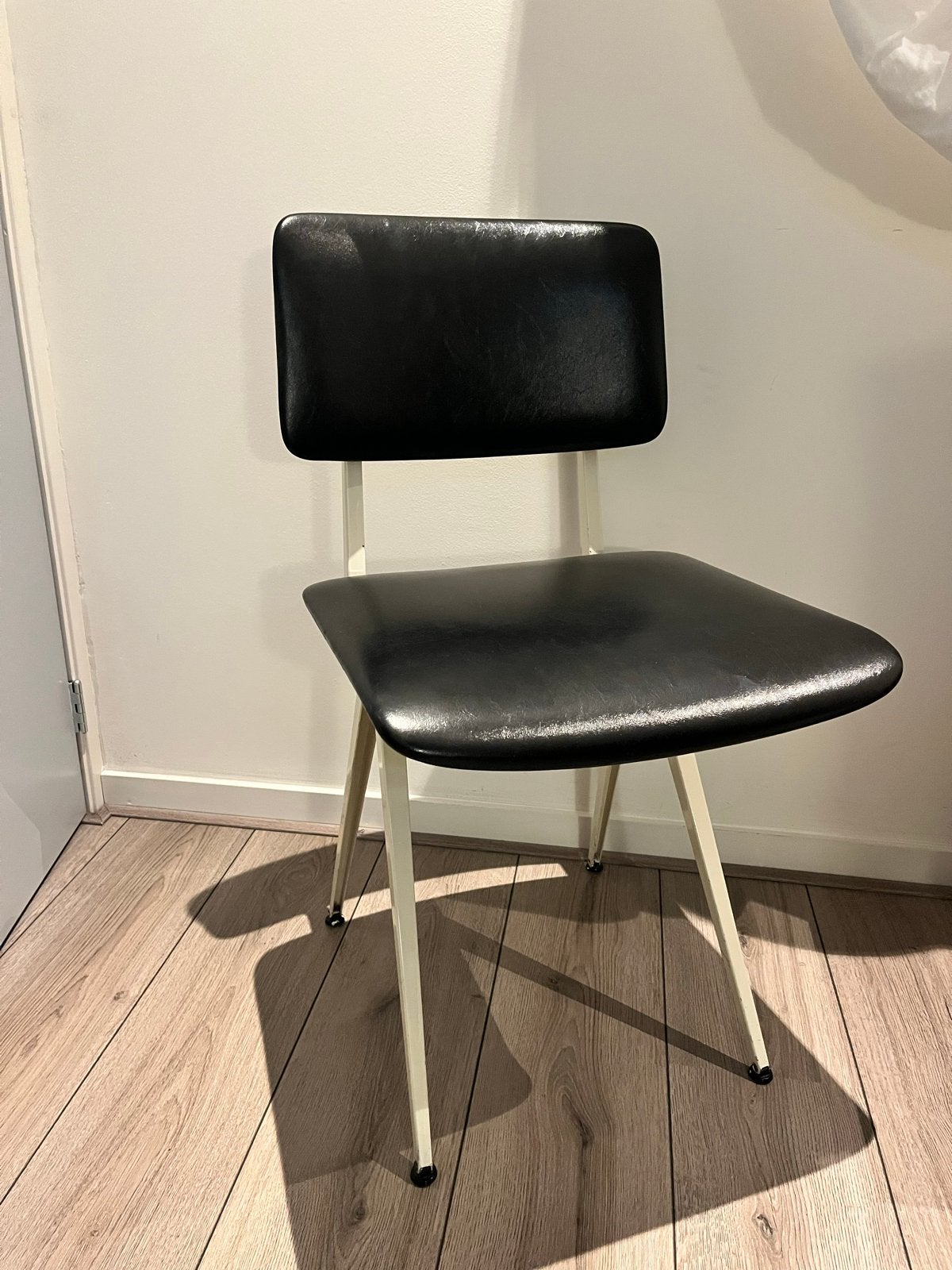2 Vintage Zwarte Stoelen Ynske Kooistra jaren ‘60., Huis en Inrichting, Stoelen, Ophalen, Gebruikt, Twee, Zwart
