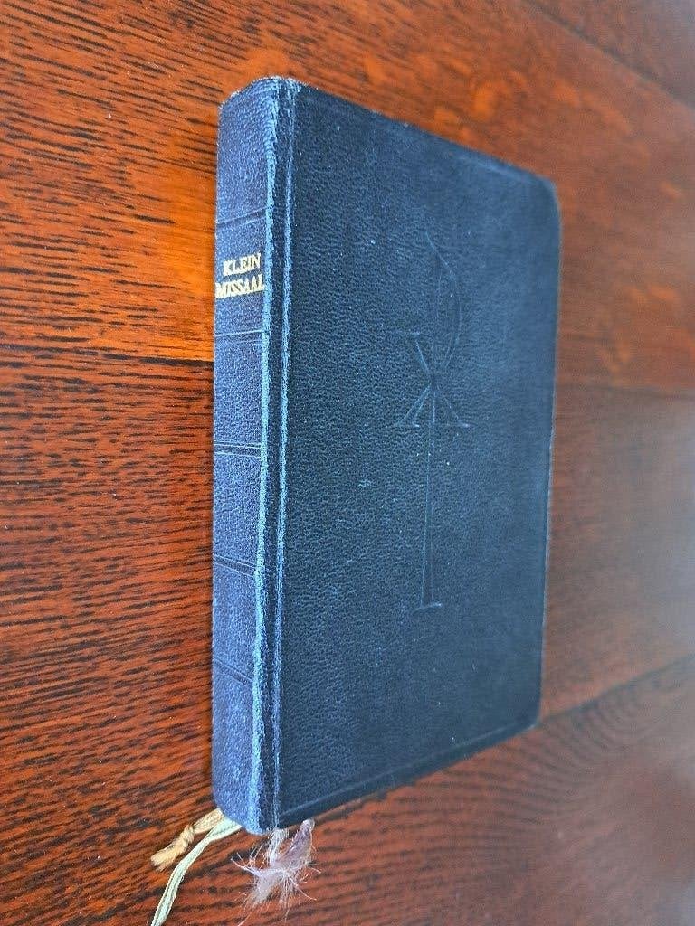 Klein Missaal 1959 – 605 blz. – Hardcover – 3 linten, Ophalen of Verzenden, Gelezen, Christendom | Katholiek
